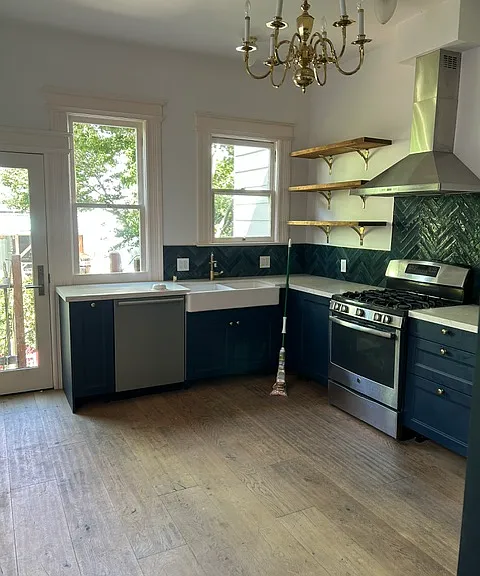 262 Lexington St — Photo 1