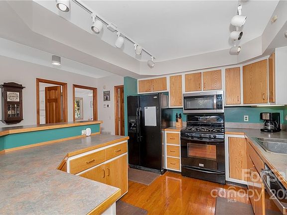 5th image of 209 Honeysuckle Ln