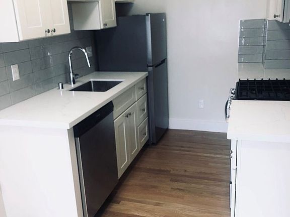 3rd image of 2341 Chestnut St #203