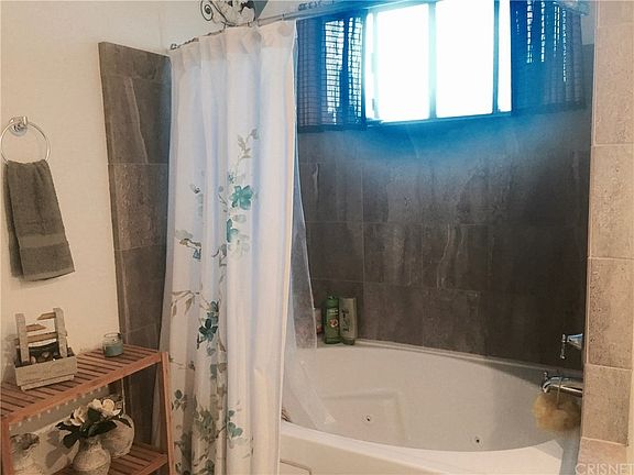 Master Bathroom Jetted tub/Shower