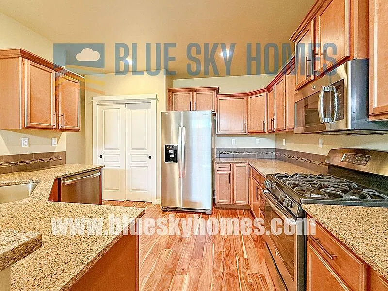3 bed, 2.0 bath, 1574 sqft, $2,345 — Photo 2