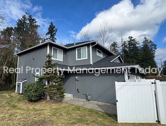 3rd image of 7017 128th St E