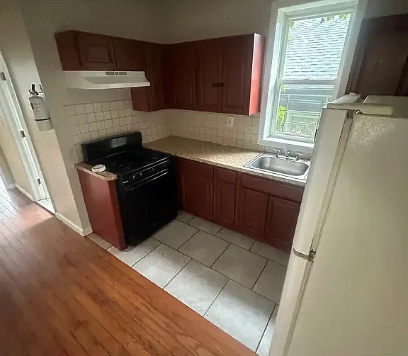 4 bed, $2,400 — Photo 2
