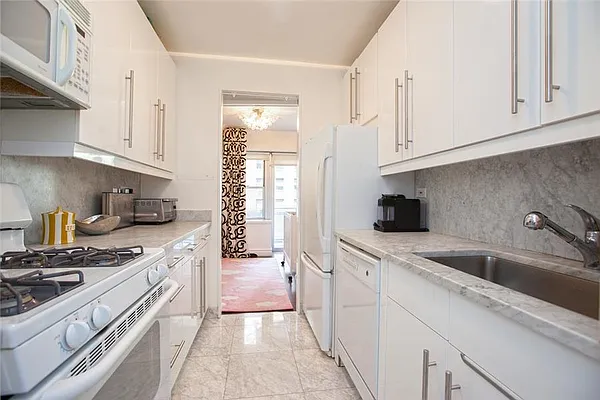 Sold by Qwest Residential Downtown LLC | media 14