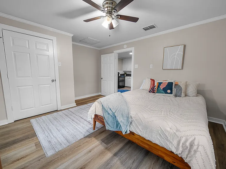 510 Hogg St — Photo 12