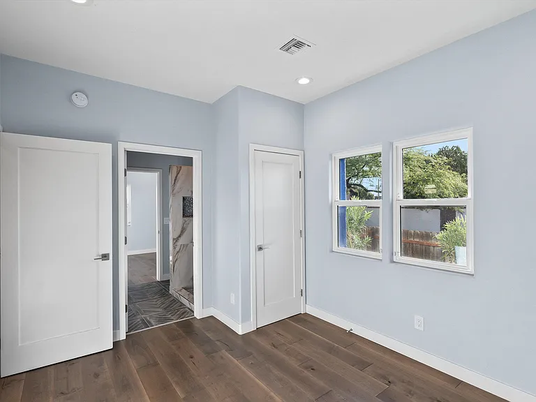 1525 E 10th St — Photo 30