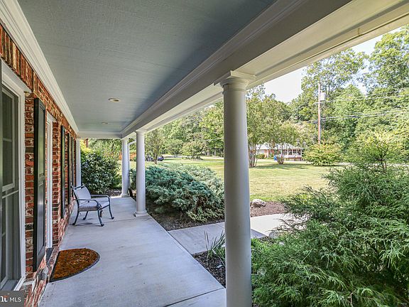 4th image of 4020 Woodside Dr