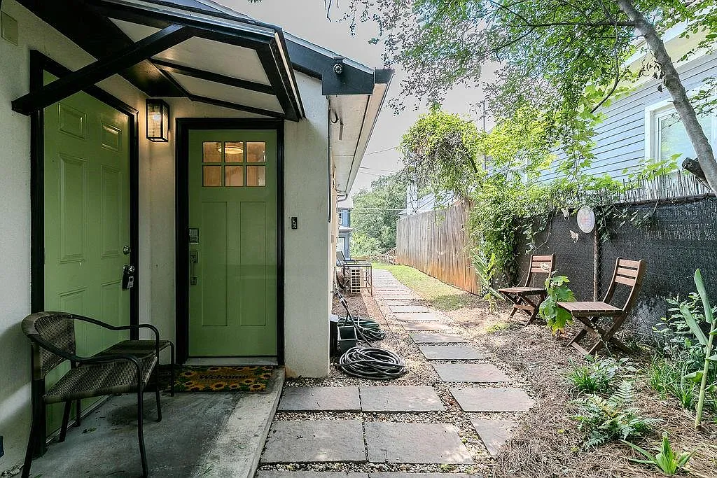 2 bed, 1.0 bath, 572 sqft, $2,350 — Photo 1