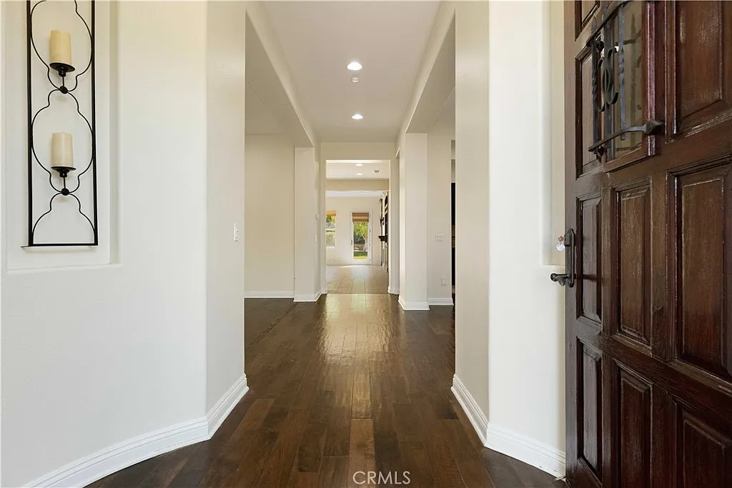 4 bed, 4.5 bath, 3303 sqft, $8,550 — Photo 4