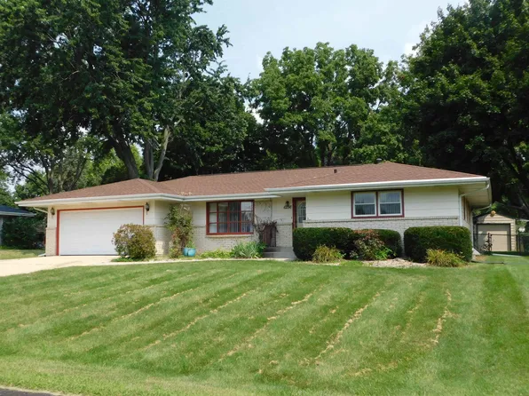 6256 Canyon Woods Dr, Rockford, IL 61109