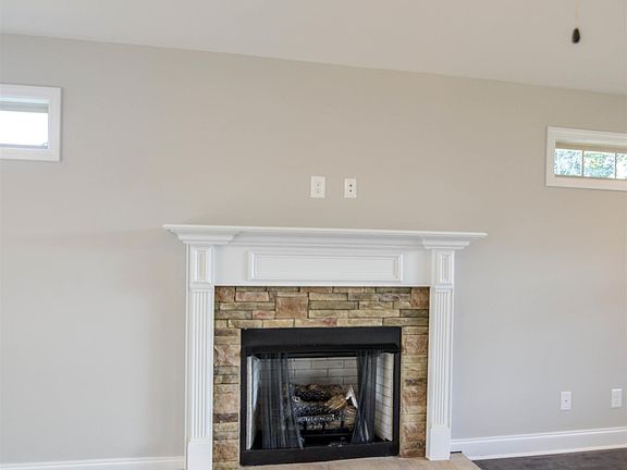 5th image of 528 Sitka St