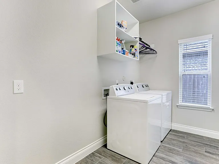 8126 Silverspot Ln — Photo 32