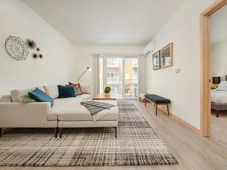1 Bed / 1 Bath - 702 SF - Living Room