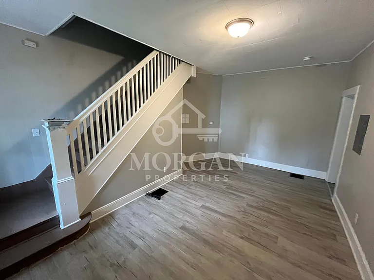 1102 Thornburg St — Photo 2