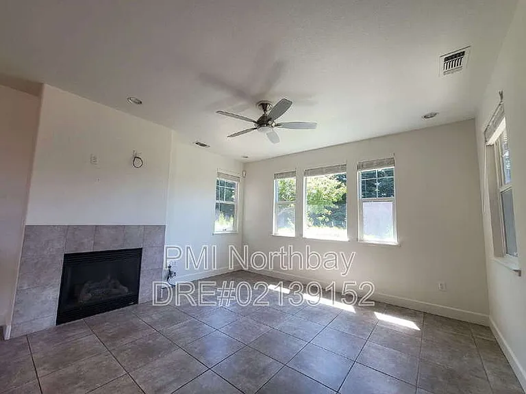 481 Lexington Dr — Photo 2