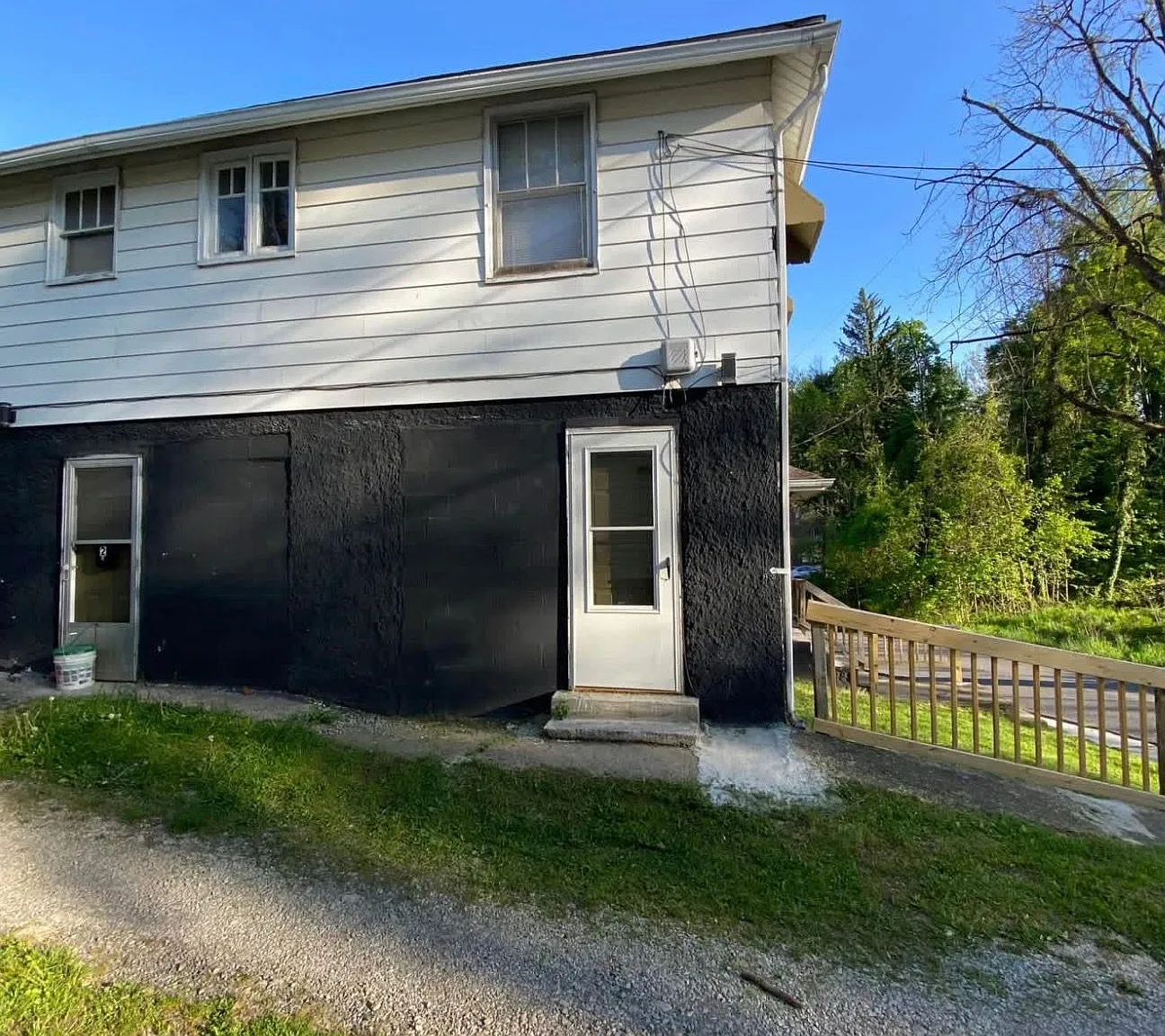 2 bed, 1.0 bath, 963 sqft, $1,070 — Photo 1