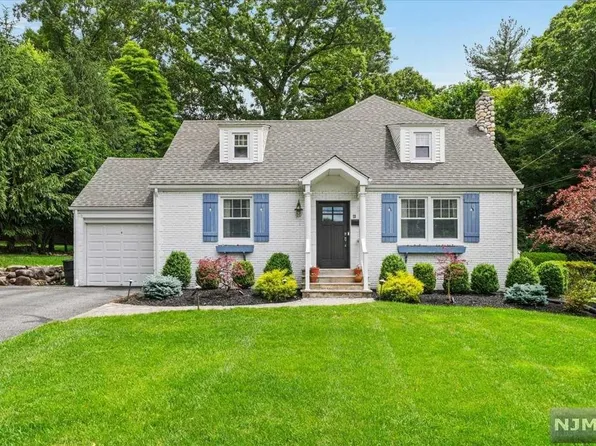13 Hillside Ter, Montvale, NJ 07645