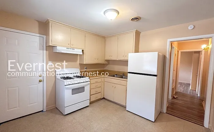 2 bed, 1.0 bath, 900 sqft, $850 — Photo 2