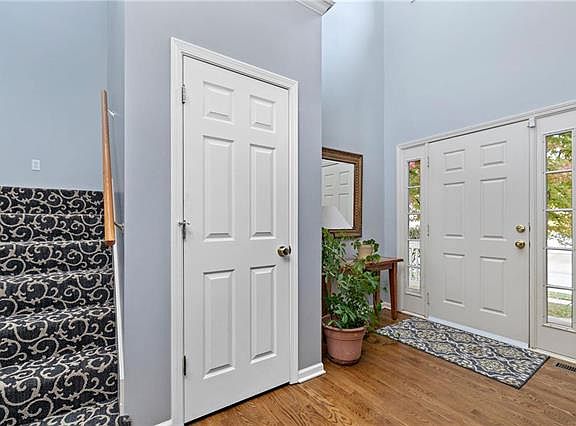3rd image of 529 SE Canterbury Ln