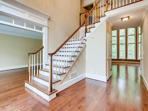 4th image of 215 Amesdale Ct