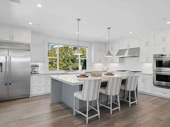 3rd image of 374 Fulvia St