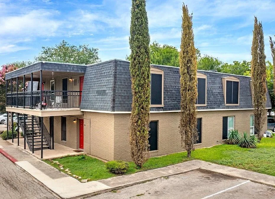 2 bed, 1.0 bath, $1,000 — Photo 2