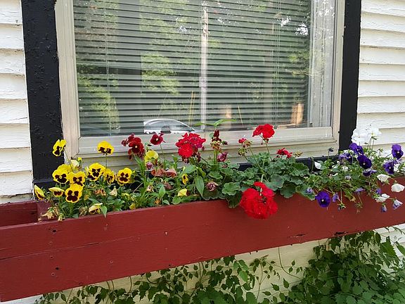 Front flowerbox