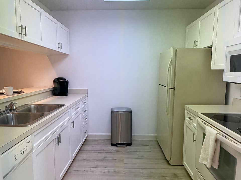 Lovely kitchen w/ pantry