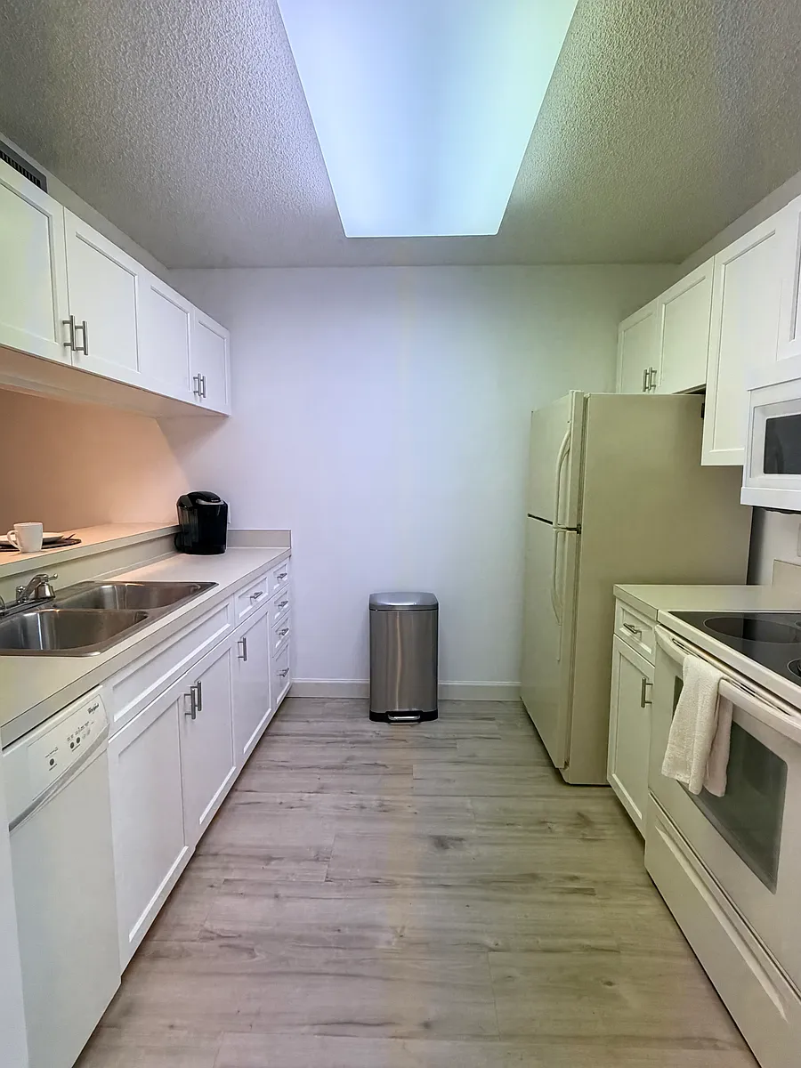 Lovely kitchen w/ pantry - 20 Plantation Dr #105