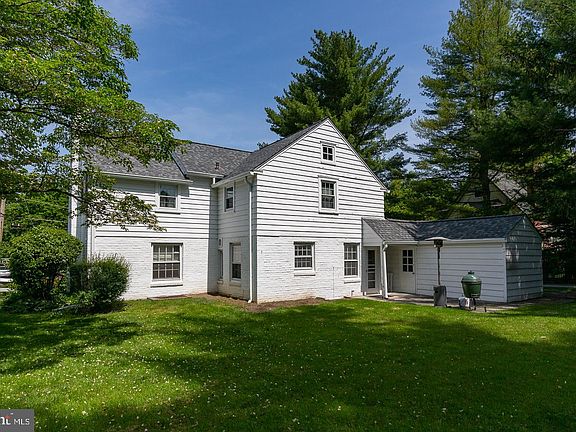 3rd image of 515 Manor Rd