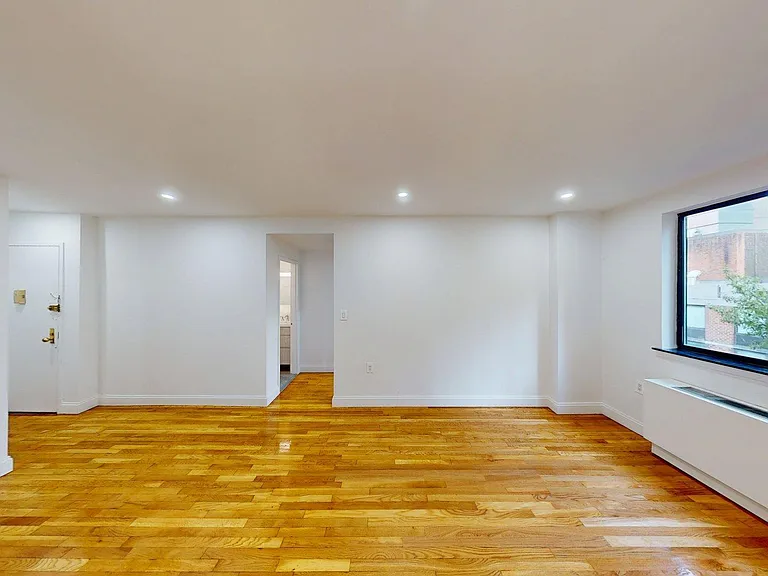 433 W 43rd St #5D — Photo 3