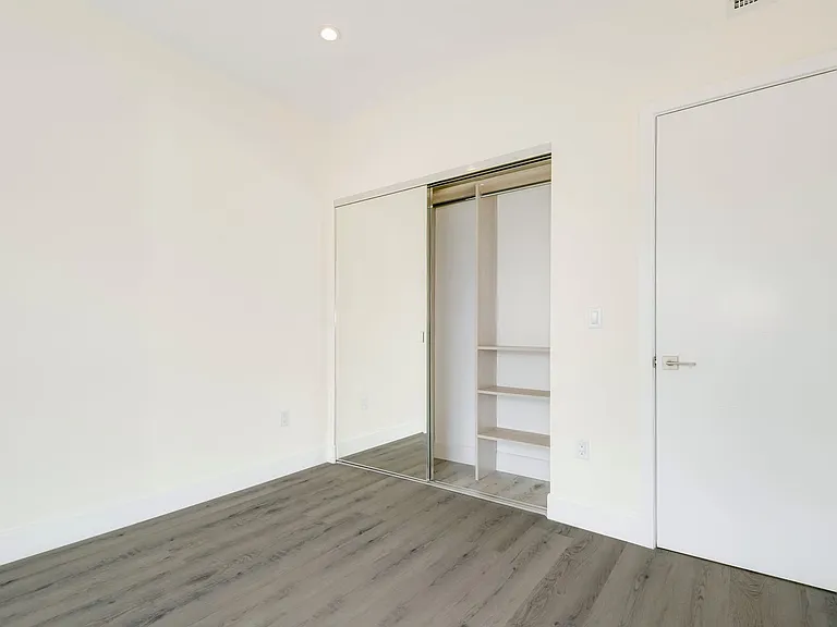 Regency Holt Apartments — Photo 36