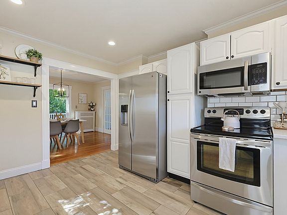 4th image of 49 Katherine Rd