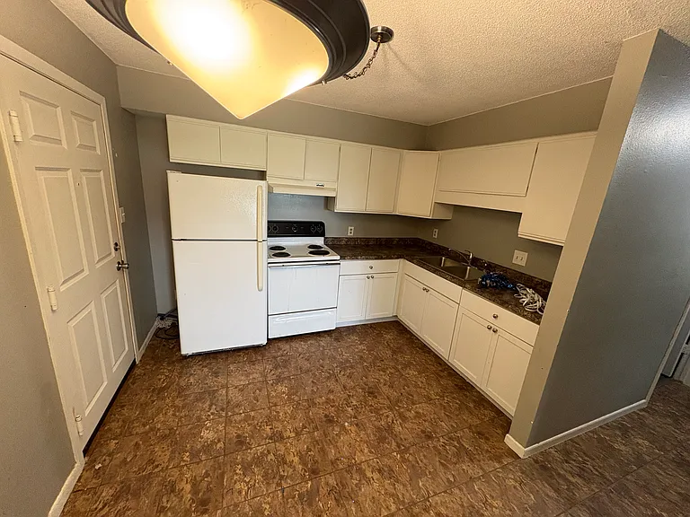 205 W Graham St #8 — Photo 1