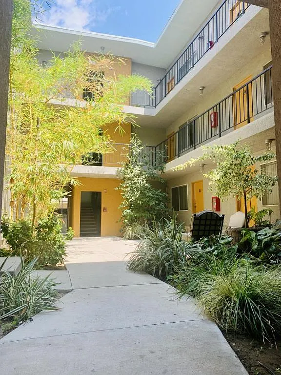 11437-41 Oxnard St. Unit #18 — Photo 2