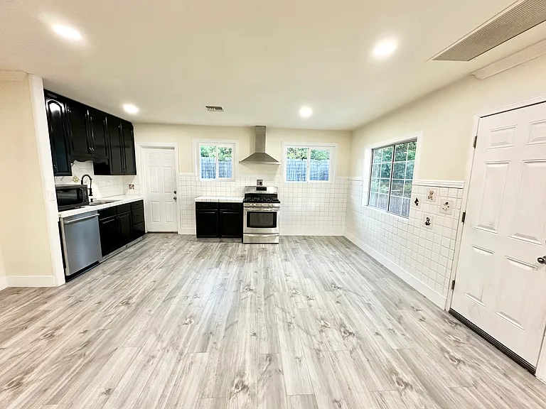 1103 N Maple St — Photo 9