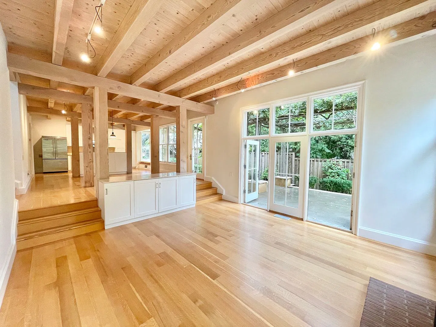 3bd 2.5ba Sycamore Park Architectural Masterpiece! Parking! Laundry! Garden. Pet. Progressive — Photo 1
