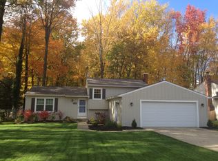 8530 Greenbrier Dr, Olmsted Township, OH 44138