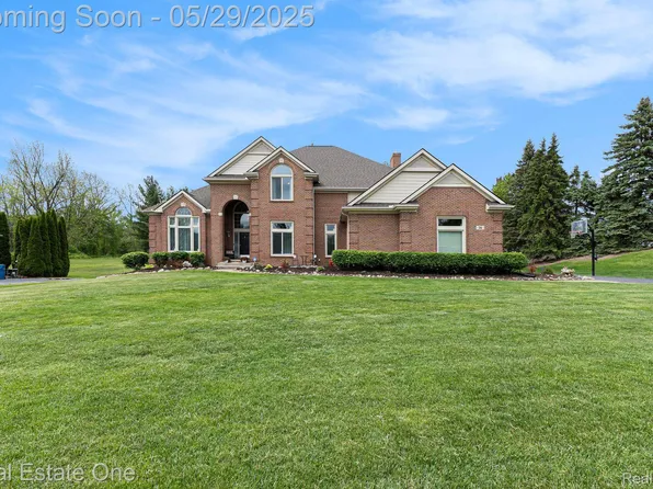 36 Knorrwood Dr, Rochester, MI 48306