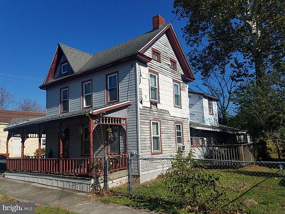 5th image of 701 E Poplar St
