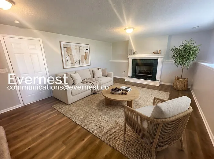1902 Brent Ln — Photo 3