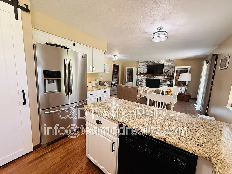 3 bed, 1.5 bath, 1920 sqft, $2,850 — Photo 4