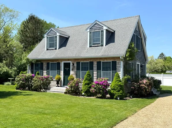 10 Lauras Way, Oak Bluffs, MA 02557