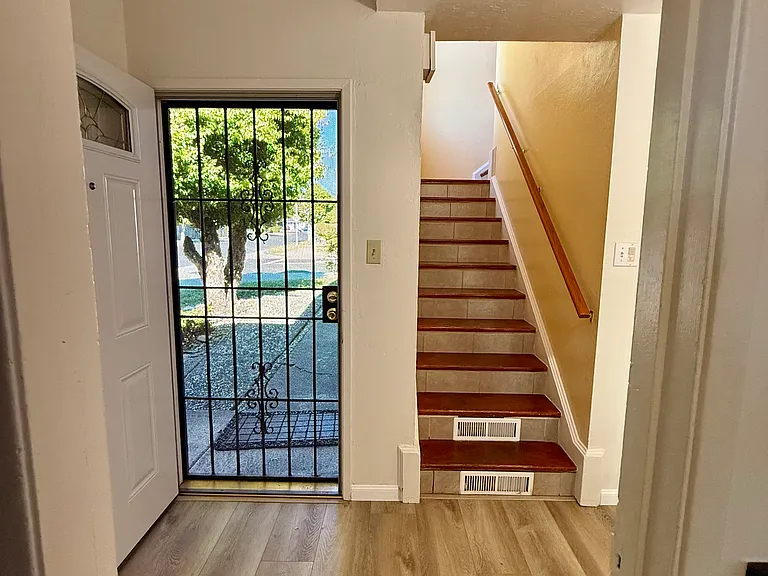 1103 Campbell St — Photo 3