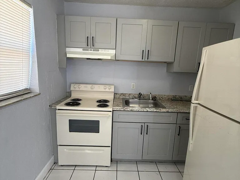 720 SW 7th St #4 — Photo 7