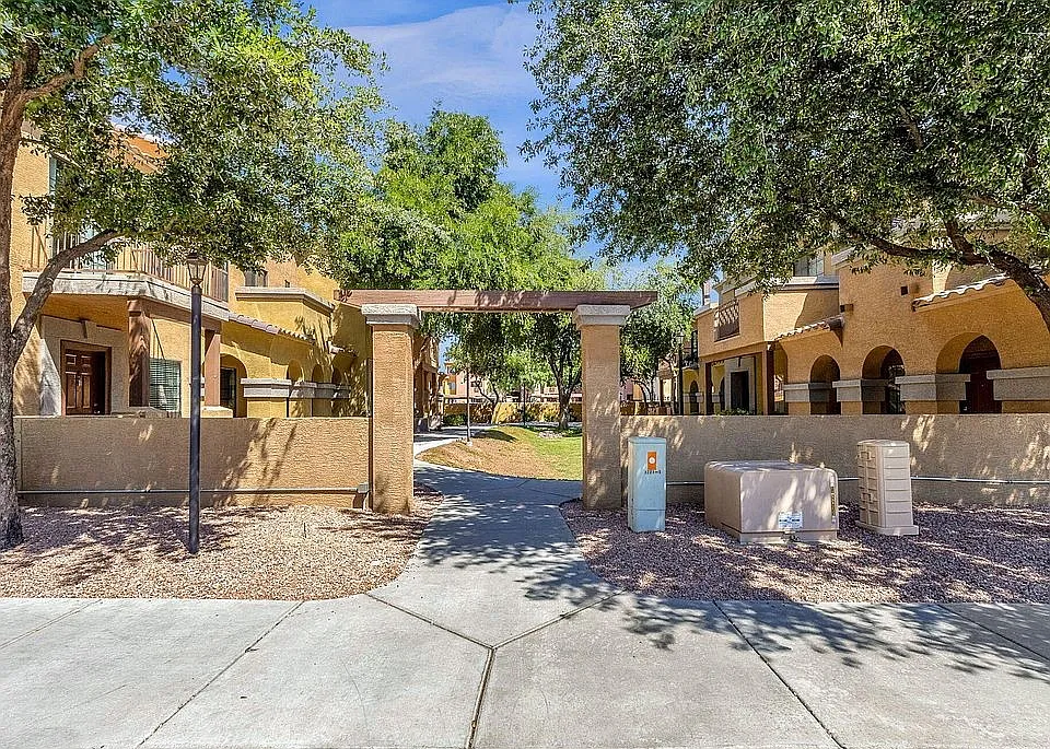 3 bed, 2.5 bath, 1358 sqft, $1,895 — Photo 2