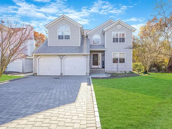 1 Fairwind Court, Oakdale, NY 11769