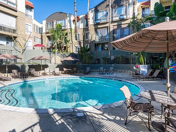 3rd image of 6750 Whitsett Ave #202