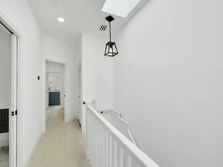 913 L St NE — Photo 37
