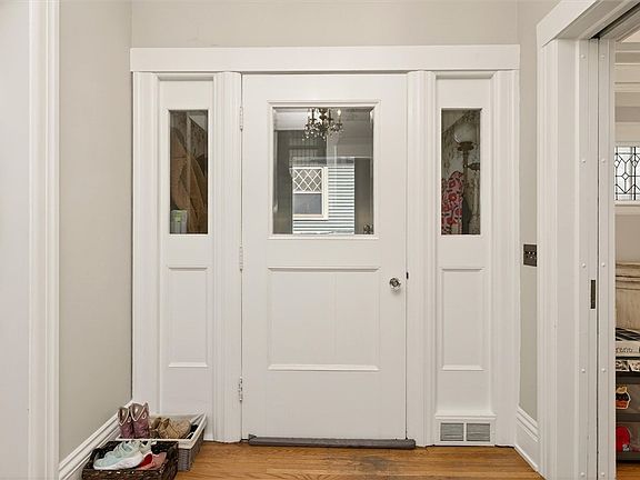 5th image of 985 Harvard St
